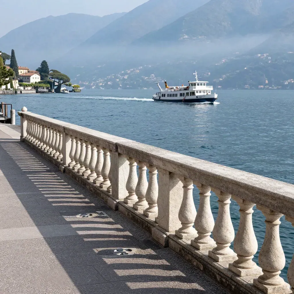 Passeggiata sul Lago di Como con balaustra in pietra, acqua increspata e montagne in ombra.